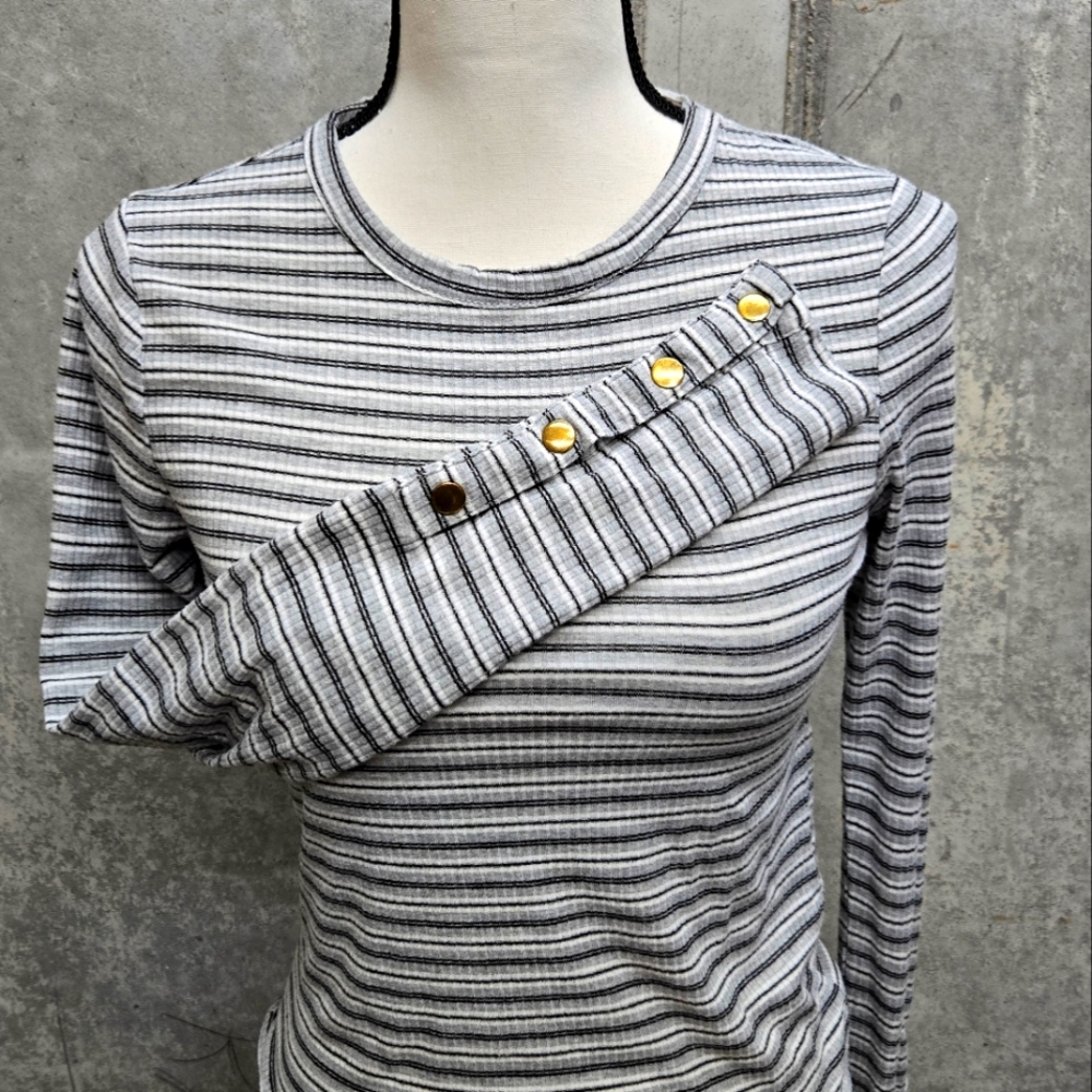 Euc Small women's eyecandy long sleeve with button detail.